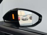 ●アウディサイドアシスト『後方の死角を並走する車両を検知しドアミラーの内側のLEDが点灯。ドライバーに注意を促し事故を未然に防ぐシステムです。』