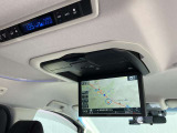 後席モニターを装備。後部座席でも車内エンタメを楽しみながらロングドライブ出来ます。