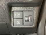 ハンドルの右側にはヘットライトリベライザーとHondaセンシング用のメインスイッチがついています。ヘッドライトリベライザーは道路状況や積荷の加重に応じてライトの高さを調節できます。