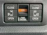 運転席に座ったまま、スイッチ操作で左右のスライドドアを自動で開閉できる便利なスイッチを搭載しています。雨の日に外へ出てドアを開け閉めする手間がなく、乗車や降車のサポートがスムーズに行えます。