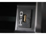 USBオーディオ用ソケットがついていますので携帯電話などを接続すれば音楽等の再生が可能です!充電用ソケットもございます!