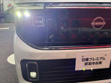 白い光で明るいLEDヘッドライト。車両を検知し、24灯のLEDヘッドライトが対向車や先行車を避けるようにして自動でハイビームの照射範囲を切り替えてくれるアダプティブヘッドライトも付いています!!