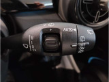MINIの内装はとにかく『円』に拘ったデザインコンセプトが一目で伝わってきます。これほど円形に拘った車は他に御座いません。伝統のデザイン、トグルスイッチなど遊び心のある内装で御座います。