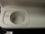 ホットドリンクをちょうど良い温度でキープしてくれる保温機能付きカップホルダー付きです。