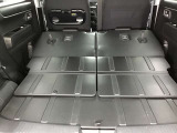 リヤシートを倒すと大きな荷物も搭載可能です。