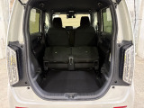 リアシートを倒せば広々荷室の出来上がり♪アレンジ次第でさまざまな荷物が積み込めますよ。