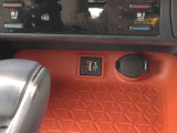 運転席と助手席にシートヒーター装備。外部入力用USB端子装備。
