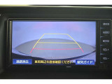 バックガイドモニター付き。車両後方の映像をナビ画面に表示し、駐車などの後退操作をサポートします。