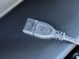 USB接続端子、USBデバイスやiPod/iPhoneまたはAndroidスマートフォンを接続できます。