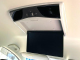 【後席モニター】家族や友人とお出かけする機会が多い方に大人気の後席モニターを装備!見やすい位置に画面がありテレビやDVDの視聴も快適!友達もお子様も、後席にしか乗らなくなるかも??