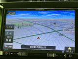 道路や周辺の地名が表示される地図画面で、現在地周辺を確認しながら目的地への移動をサポートします。広域・詳細の表示切替も画面上で確認でき、行き先の把握に役立ちます。