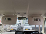 小さい鏡もついていますので、ちょっとしたお化粧直しにも★