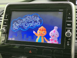 画面にテレビ番組が表示され、停車中に映像を視聴して過ごせます。お出かけ先での休憩時間などに活用でき、車内でひと息つきたい場面にも便利な装備です。