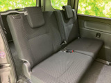 後席は左右に座面が広がり、ヘッドレストも備えた落ち着きのある空間です。窓から外を眺めながら過ごせるため、同乗者とのお出かけにも便利。座面や背もたれの形状も確認いただけます。