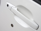 ★ドアハンドル★スマートキーシステムで、鍵の出し入れが不要になり、手が塞がっていてもラクにドアを開錠・施錠できます!