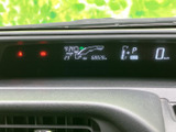 速度やシフト位置、時刻、外気温などの情報がまとまって表示され、運転に必要な情報を確認しやすい配置です。表示内容をひと目で把握しやすく、日々の運転を支えます。