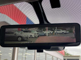 スマートルームミラーが付いております。後席に人が乗車した時や沢山の荷物を積んだ時もバックミラーの視界が遮られる事無く見えるので便利です♪