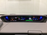 中央にデジタル表示のスピードメーターを配したハイブリット専用メーターになっています。左側のインフォメーション画面で燃費などの情報を確認できます。