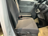 フィット感のあるシート。しっかりと支えてくれるので、長時間の運転を快適にサポートしてくれます。
