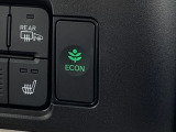 ECONスイッチを押すと・・・運転の仕方によるロスを抑え込み、燃費をよくするようクルマが頑張ります!他にも、エアコンの風量を抑えて、エンジン負担を軽減したりと幅広く活躍します!