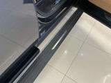 電動展開式サイドステップを搭載。乗り降りの際にドアを開けることに連動して自動的にサイドステップが展開しドアを閉めるとステップが仕舞われ、乗り降りをサポートしてくれます。
