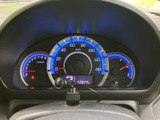 速度計を中心に各種メーターがまとまり、運転に必要な情報をひと目で確認しやすい配置です。照明付きの表示で視認性にも配慮され、日々の運転をサポートします。