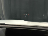 ヘッドアップディスプレイ付きで、目線を変えることなく走行速度やナビ案内を見ることが可能です。