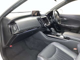 シックな色使いの運転席周りですね。すっきりとしたデザインで上品な色使いです。居心地の良い運転席、長く座ってられるリラックスできるデザインがいいですね。
