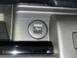充電用USB端子付き。スマートフォンなどの充電に便利です。