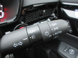 オートヘッドライト標準装備です。車外の明るさに応じて自動的にヘッドライトの点灯・消灯をしてくれます。トンネルの出入り口などで活躍してくれます。