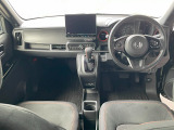 運転席周りです。カップホルダーや小物の収納などは必須ですよね!!使い勝手の良いつくりになっております!!