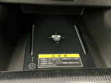 スマートフォンを置いたまま充電出来るワイヤレス充電器付きです!