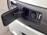 充電口はフロントグリルに配置されています。