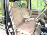 運転席まわりには十分なスペースがあり、大柄な方でもゆったり運転していただける環境です。