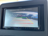 バックモニター装備。画面にて後方の確認が行えるので、バック駐車や車庫入れの際には重宝します。車の運転に慣れない方でも安心のガイドライン表示機能付。