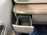 【助手席ドリンクホルダー】使いやすさに配慮したドリンクホルダー
