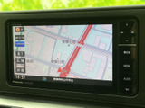道路や周辺施設が地図上に表示され、目的地までのルート確認に役立ちます。画面内の情報が見やすく、現在地や道順を確かめながら移動できる便利なナビゲーションです。