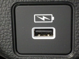 ★USB充電ソケット付ですので、スマートフォン等の充電もアダプター無しで可能です★