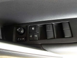 パワーウィンドウスイッチで運転席から全席の窓の開閉ができます。