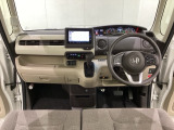 車内は光触媒抗菌消臭施工済です。スタイリッシュなデザインで暖かみのあるインパネ周りを演出します。グローブボックスやカップホルダーのほかにトレーなどたくさんの収納スペースが装備されています。