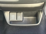 USBやシガーソケットも対応しておりますので、外部機器での接続、充電なども可能でございます。