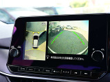 アラウンドビューモニター搭載で運転席からクルマの前後左右の状況を確認できます。