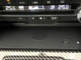 【置くだけ充電】スマートフォンを置くだけで手軽に充電できる便利な装備です。ケーブルを抜き差しする手間もなく、乗車中も快適に充電できます。対応機種をお使いの方には特におすすめの装備です。
