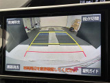 こちらのバックカメラは画面にラインが表示されておりますので、バック時のクルマの進行方向の目安になります。より高いレベルで車庫入れをサポートする、便利な機能ですね。