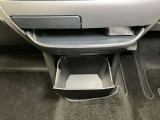 【インストセンターロアボックス】CDなどが収納できる格納式のボックス!
