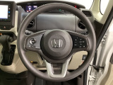 ハンドルにHondaセンシング系のクルーズコントロールやレーンキープアシストなどのスイッチと、オーディオの操作スイッチが装備されています。ハンドルから手を離さず安全に操作できます。