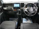 運転にかかわる様々な操作を安全に行えるように視点移動が少なく、操作性に配慮されたスイッチ類が凝縮されたコクピットです。