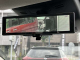 【インテリジェントルームミラー】車両後方のカメラ映像をミラー面に映し出すので車内の状況や、天候などに影響されずいつでもクリアな後方視界がえられます。