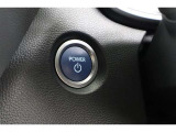 エンジン起動はブレーキを踏みながらパワースイッチを押すだけです。カバンやポケットに携帯していればスマートキーを取り出す必要もないので便利ですね!