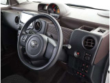 シックな色使いの運転席周りですね。すっきりとしたデザインで上品な色使いです。居心地の良い運転席長く座ってられるリラックスできるデザインがいいですね。